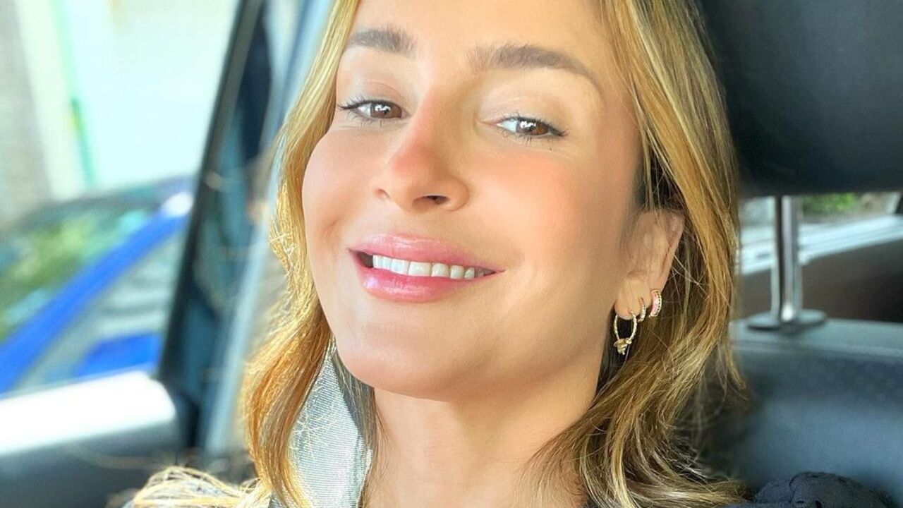 De biquíni, Claudia Leitte dança muito em vídeo e marido dá olhada: ”Perigosinha”