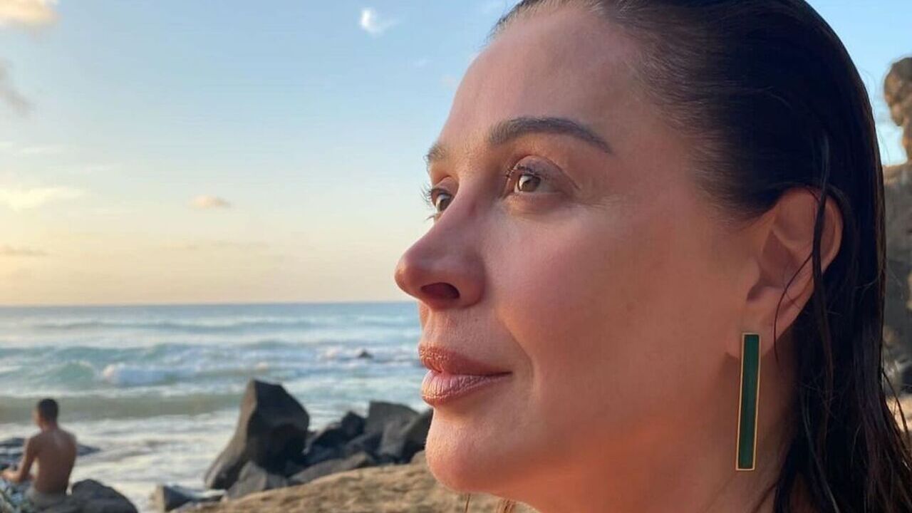 De calcinha tipo cueca, Claudia Raia ostenta corpaço sarado em vídeo