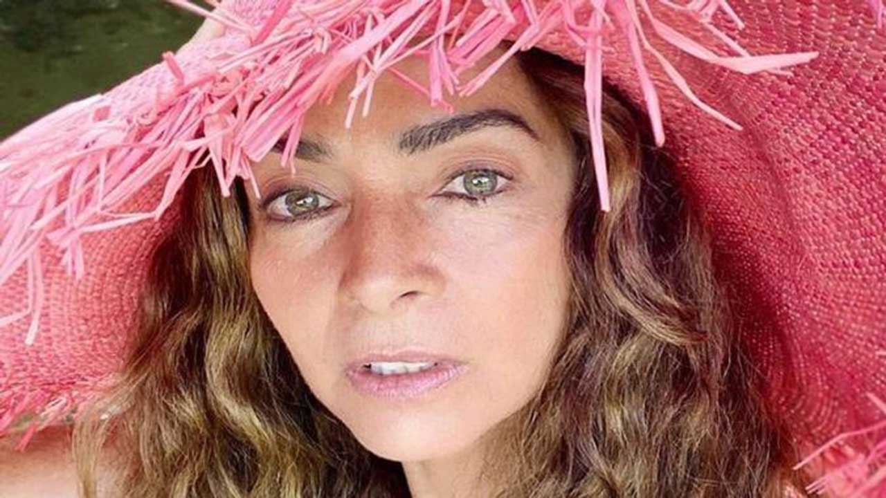 Aos 58 anos, Claudia Ohana impressiona de maiô na piscina: ”Maravilhosa!”