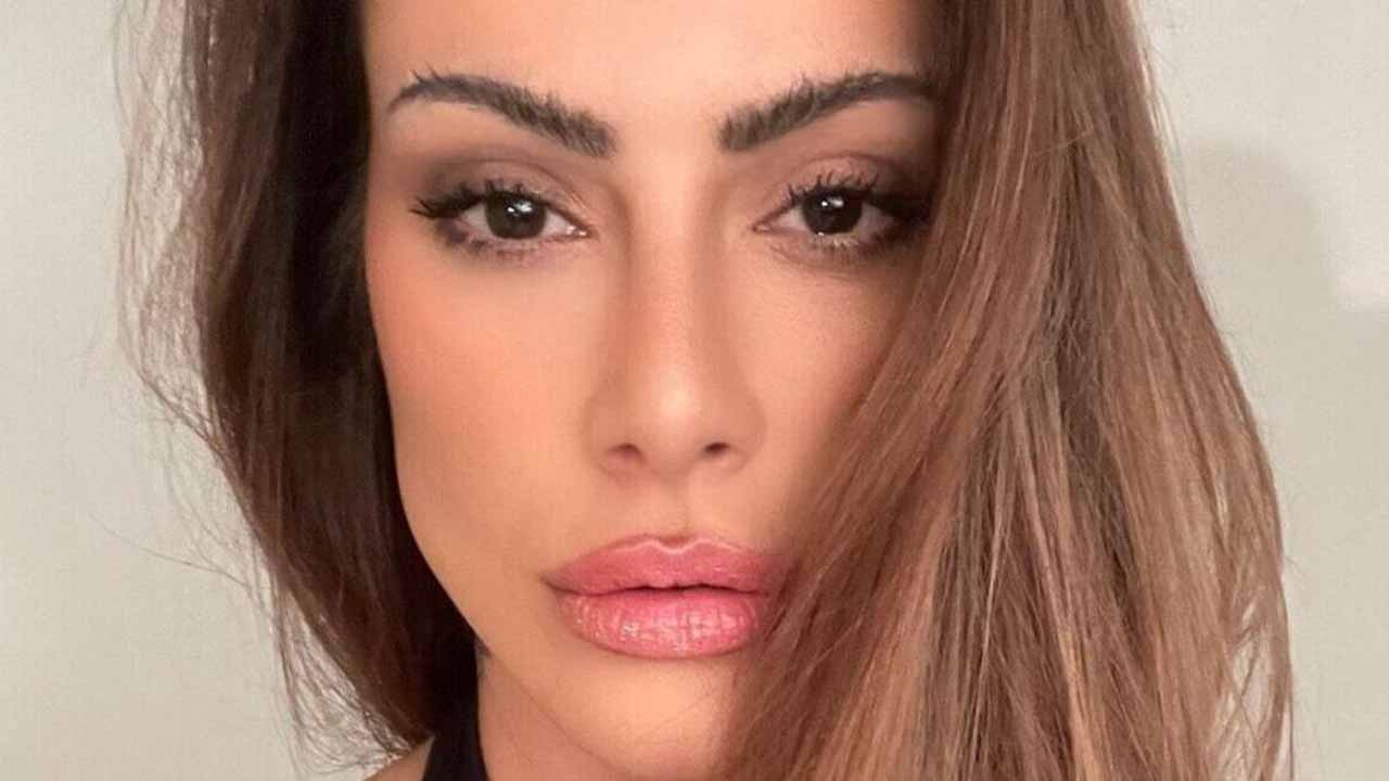 Cleo dispensa sutiã e esbanja sensualidade com look super colado
