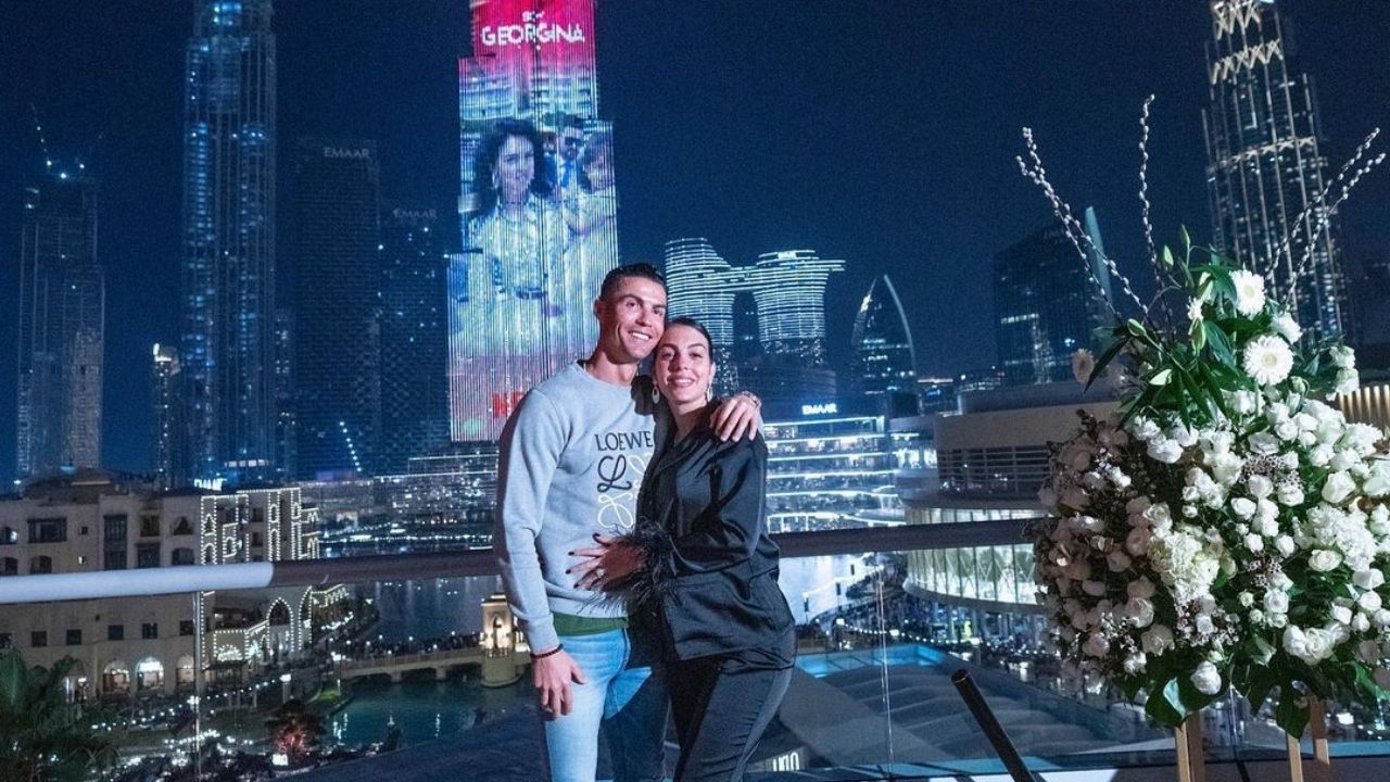 Cristiano Ronaldo presenteia Georgina Rodríguez com projeção no maior prédio do mundo