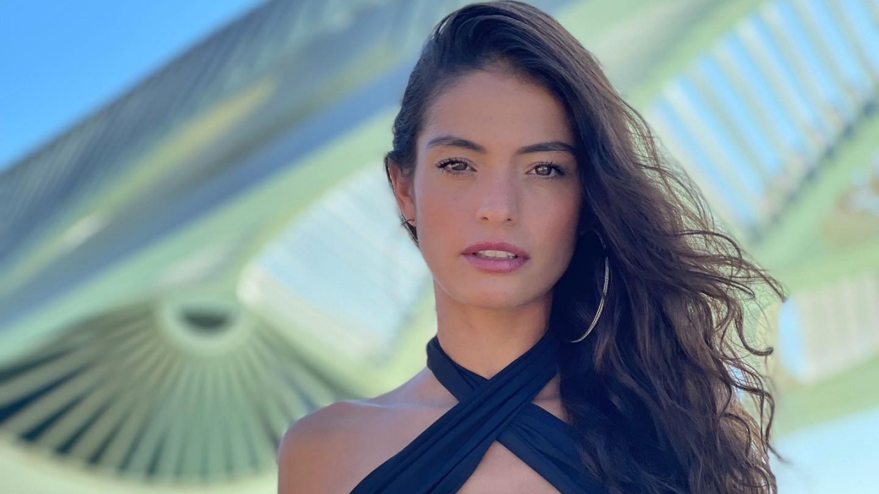 Cynthia Senek se irrita com seguidor que criticou seu corpo: ”Cansa explicar o óbvio”
