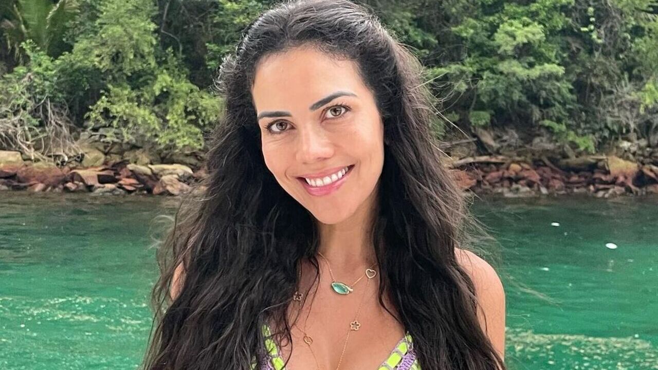 De maiô branco, Daniela Albuquerque ostenta corpaço bronzeado em barco