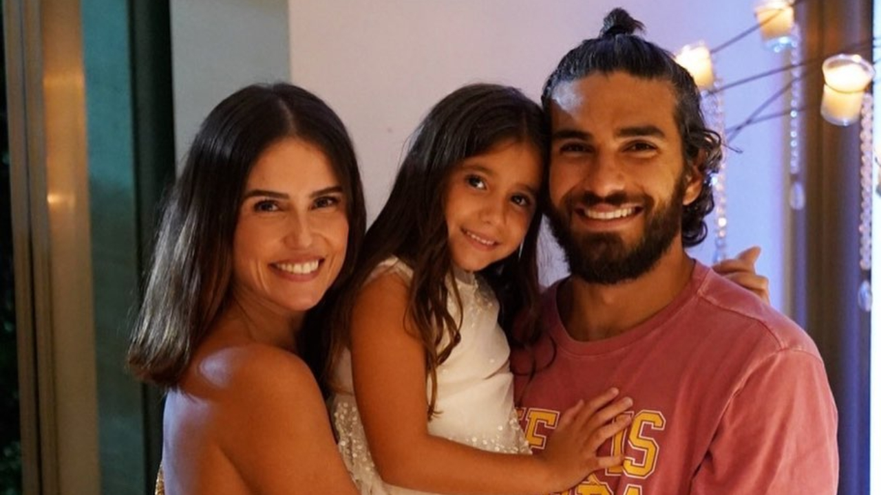 Deborah Secco troca muito carinho com a família durante passeio na Disney: ”Quantos beijinhos”