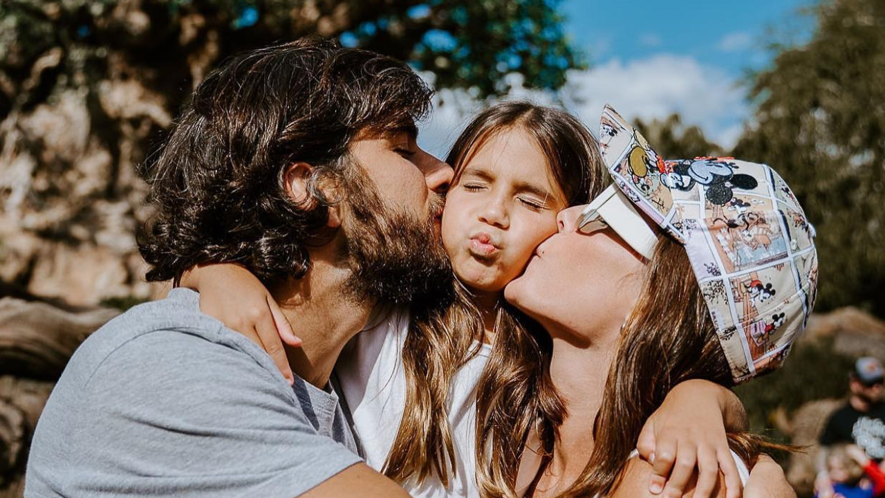 Deborah Secco curte passeio no parque Epcot, na Disney, com a família: ”Dia épico”