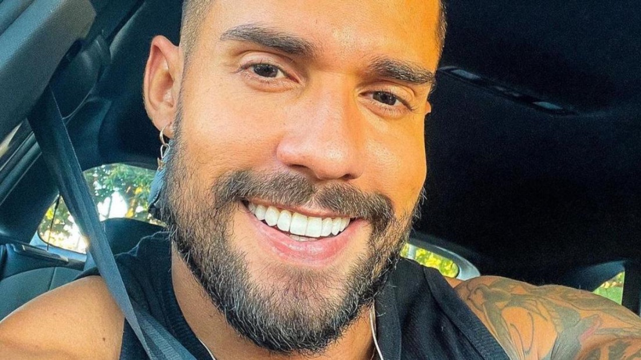 Bil Araújo exibe corpão malhado durante banho de piscina: ”Coração até erra a batida”