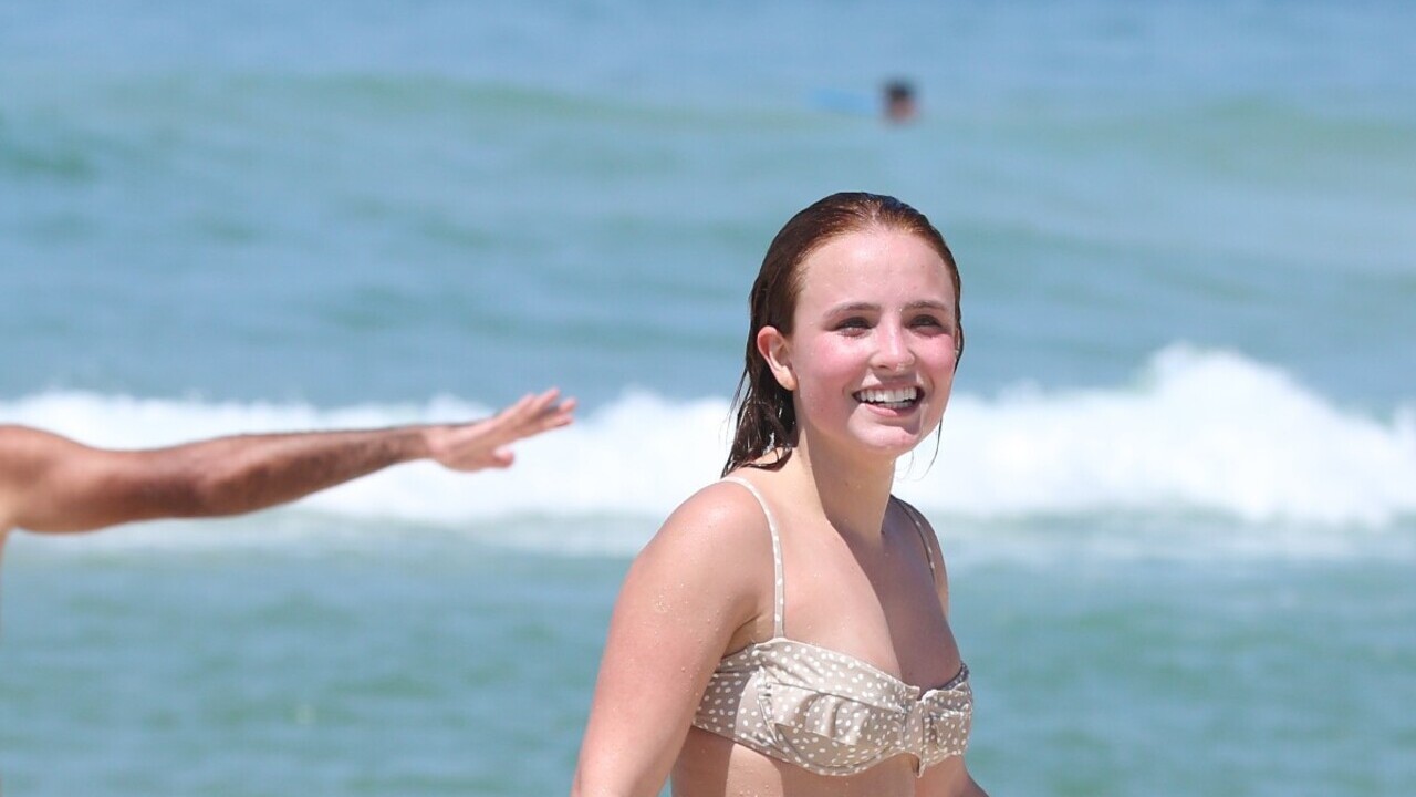 Na praia, Larissa Manoela impressiona com curvas esculturais