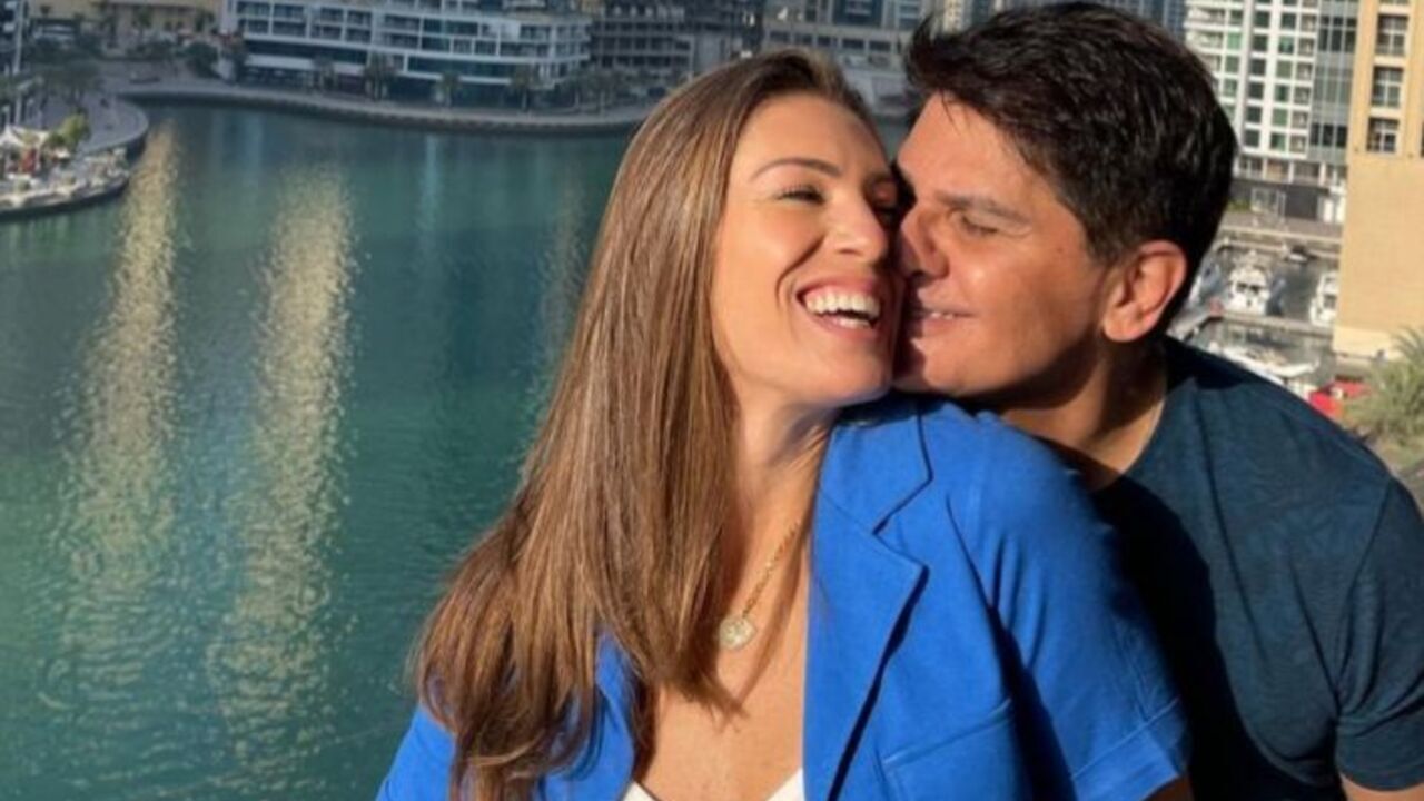 Em Dubai, César Filho e Elaine Mickely posam com os filhos para fotos especiais no deserto