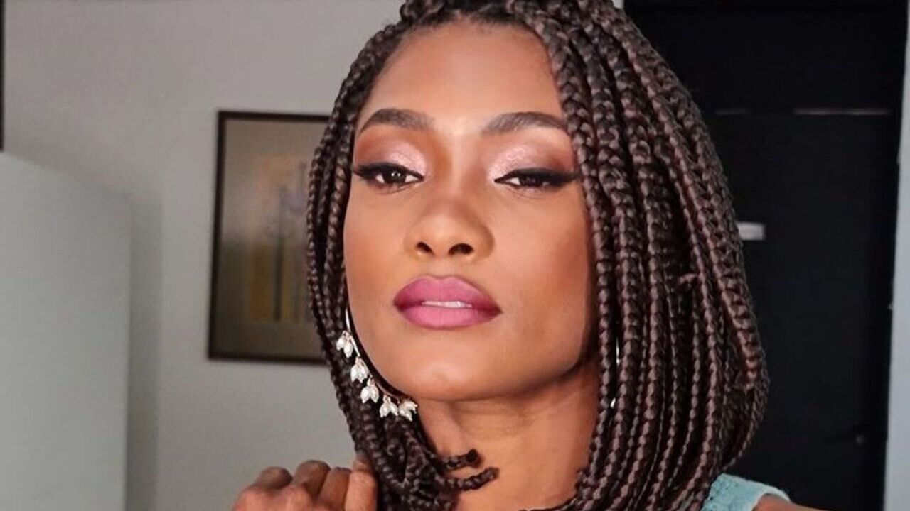 Sem blusa, Erika Januza exibe toda a sua beleza em registro deslumbrante: ”Deusa”