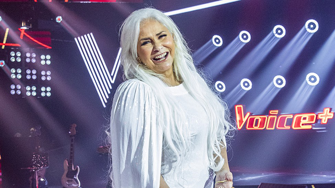 Fafá de Belém aposta em look branco e chama atenção no ‘The Voice +’