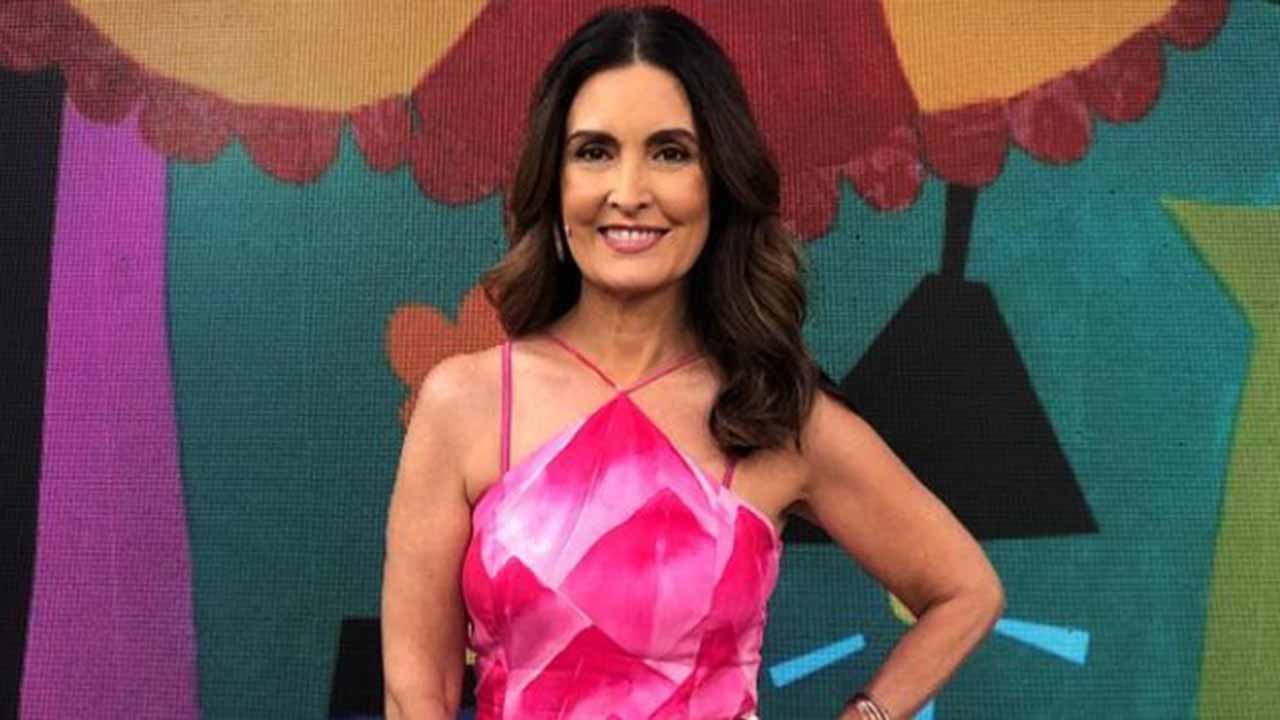 Filha de Fátima Bernardes toma sol de biquíni e curvas chamam atenção