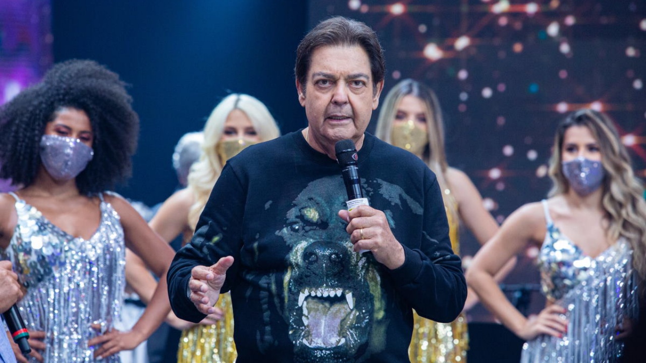 Fausto Silva testa positivo para a covid-19 e se afasta das gravações