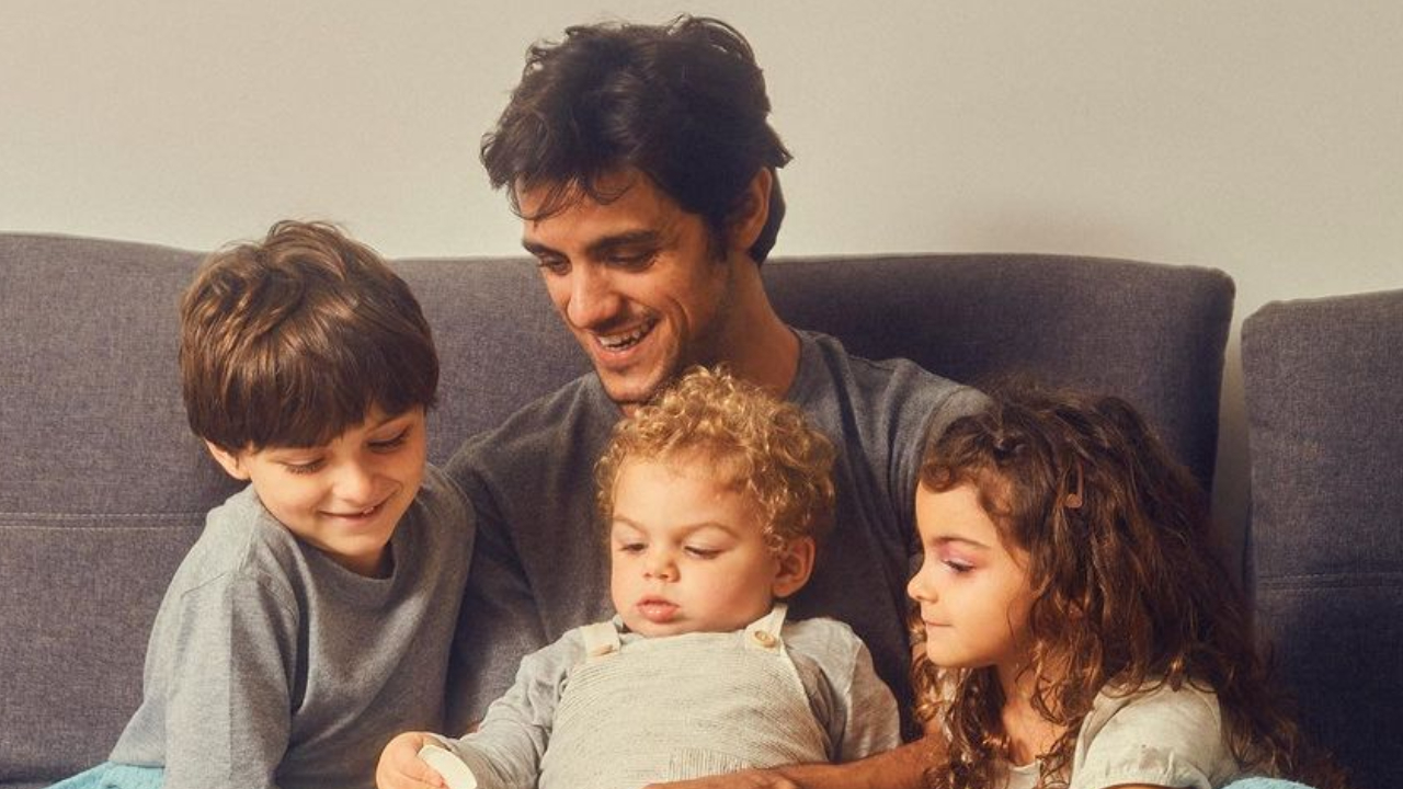 Felipe Simas aproveita o dia na piscina com os filhos, Joaquim, Maria e Vicente: ”Família linda”