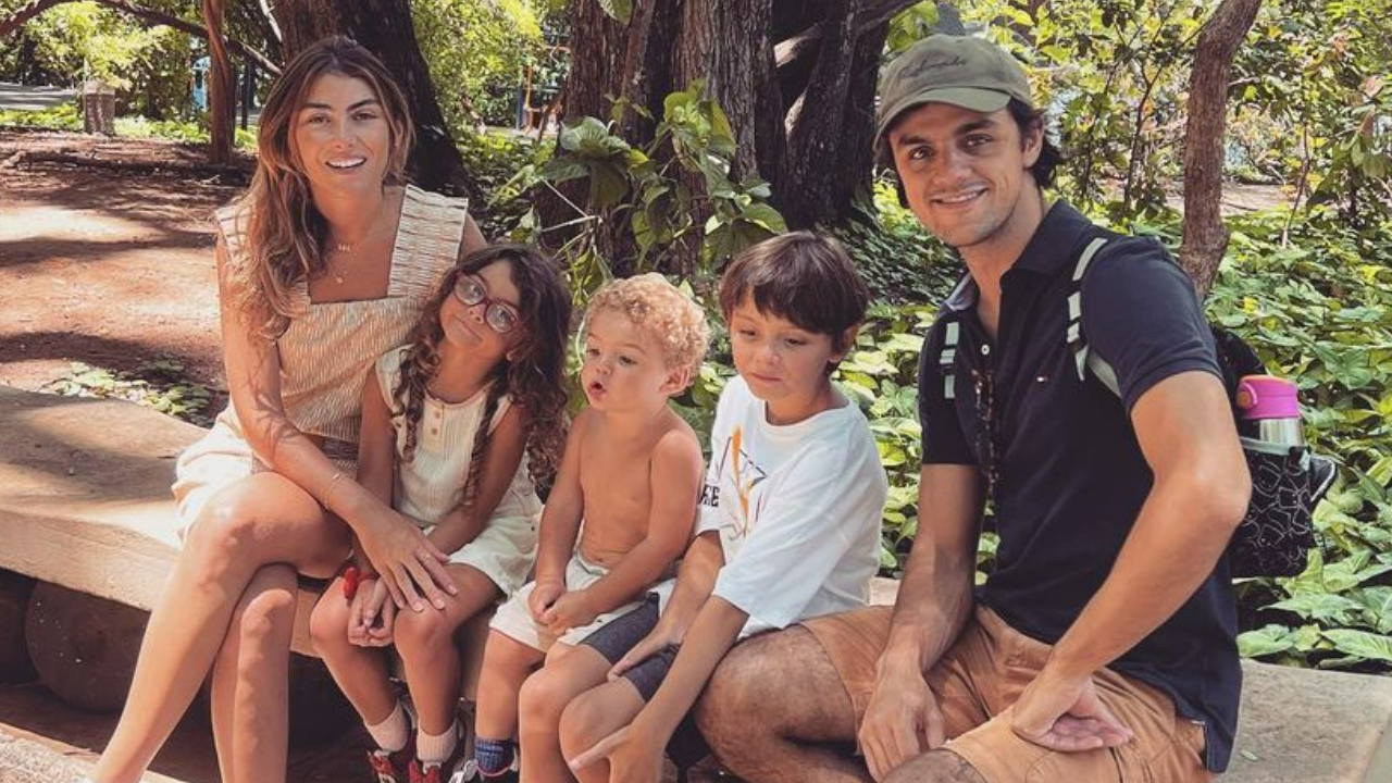 Felipe Simas curte passeio em meio à natureza na companhia da esposa e dos filhos