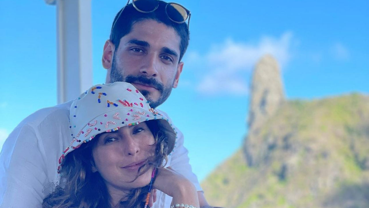 Fernanda Paes Leme surge em clima de romance com o namorado, Victor Sampaio, durante passeio em cachoeira