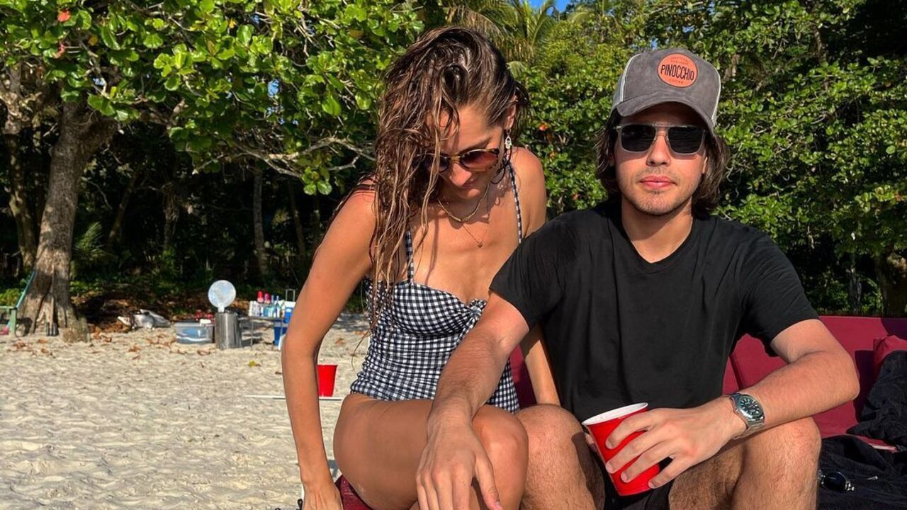 Aos 17 anos, filho de Faustão surge com modelo de 33 anos em fotos românticas