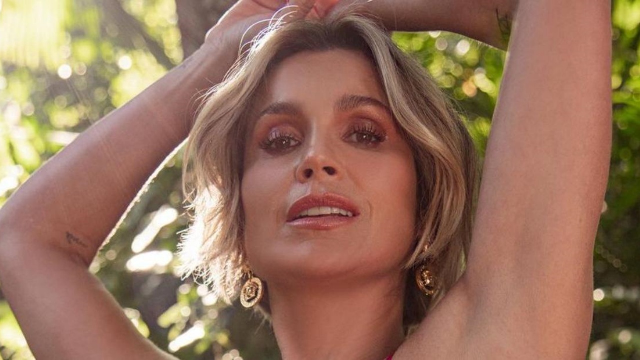 Flávia Alessandra renova o bronzeado em biquíni de tricô branco: ”Te amo, Rio!”
