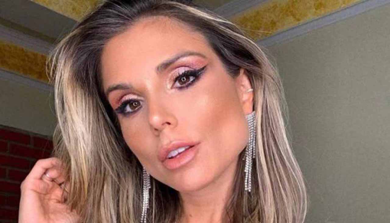 Flávia Viana aposta em biquíni bem pequeno e tira onda na piscina