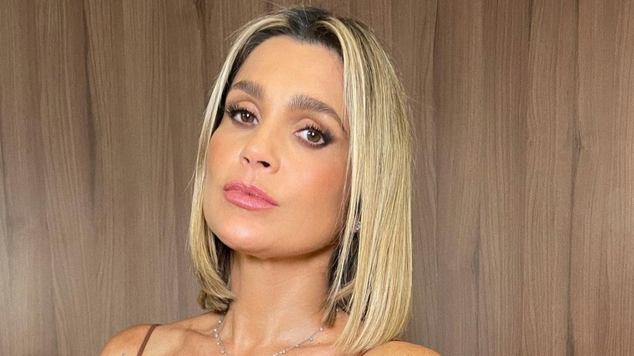 Flávia Alessandra aposta em look jeans estiloso e ganha elogios de fãs: ”Diva linda!”