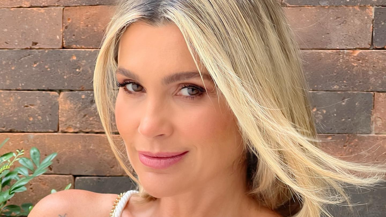 Flávia Alessandra surge deslumbrante ao posar de maiô azul em hotel no RJ