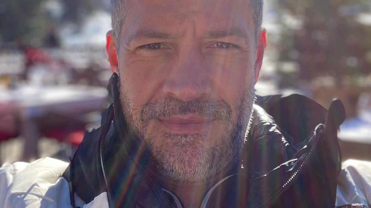 Malvino Salvador aproveita dia esquiando nas montanhas francesas com a família