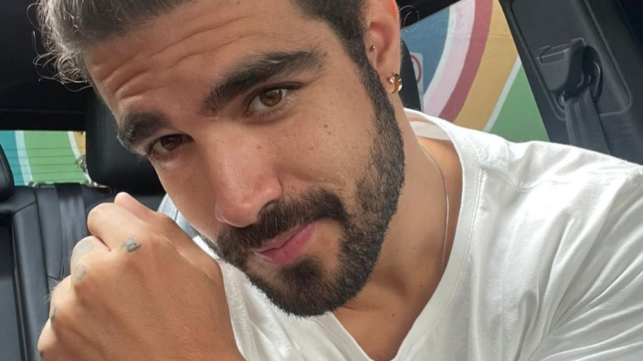 Caio Castro pratica surfe ao lado dos amigos e web brinca: ”Acho que vi uns gatinhos”