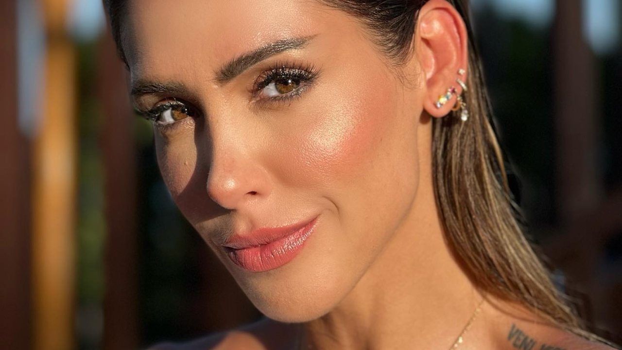 Bella Falconi se refresca no mar só de biquíni e fãs elogiam: ”Sereia”