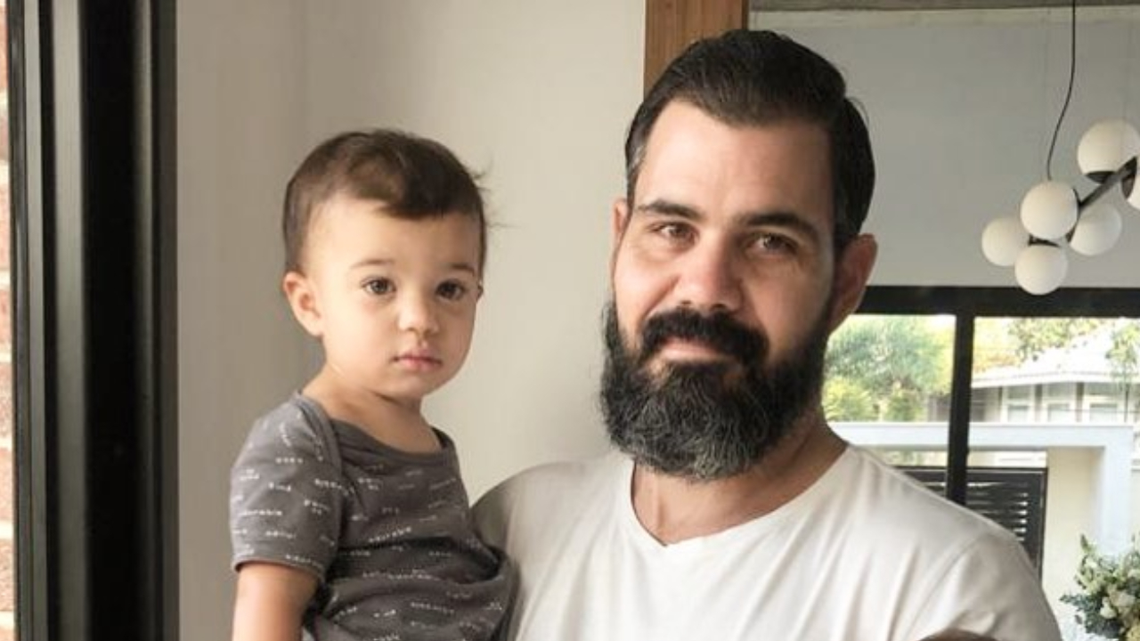 Juliano Cazarré registra filho mais novo se divertindo com balões e encanta web: ”Príncipe”
