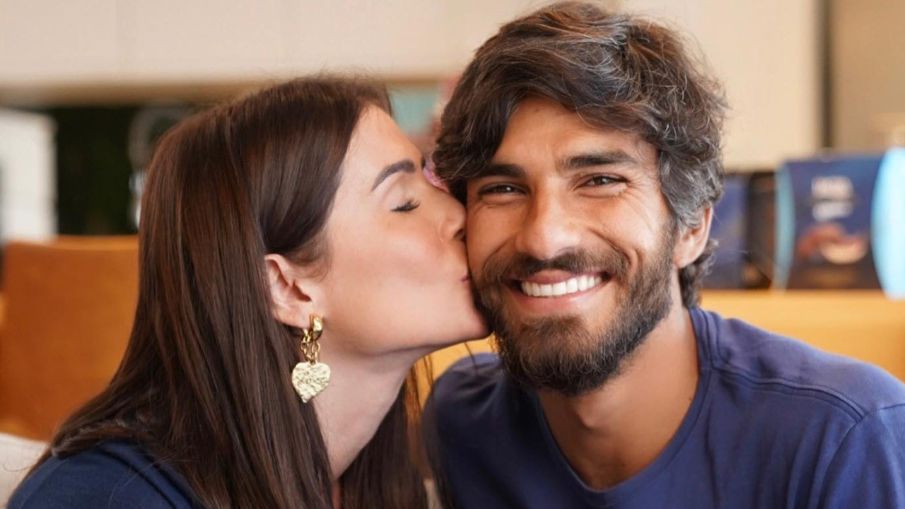 Hugo Moura compartilha registro romântico em parque de Orlando com Deborah Secco
