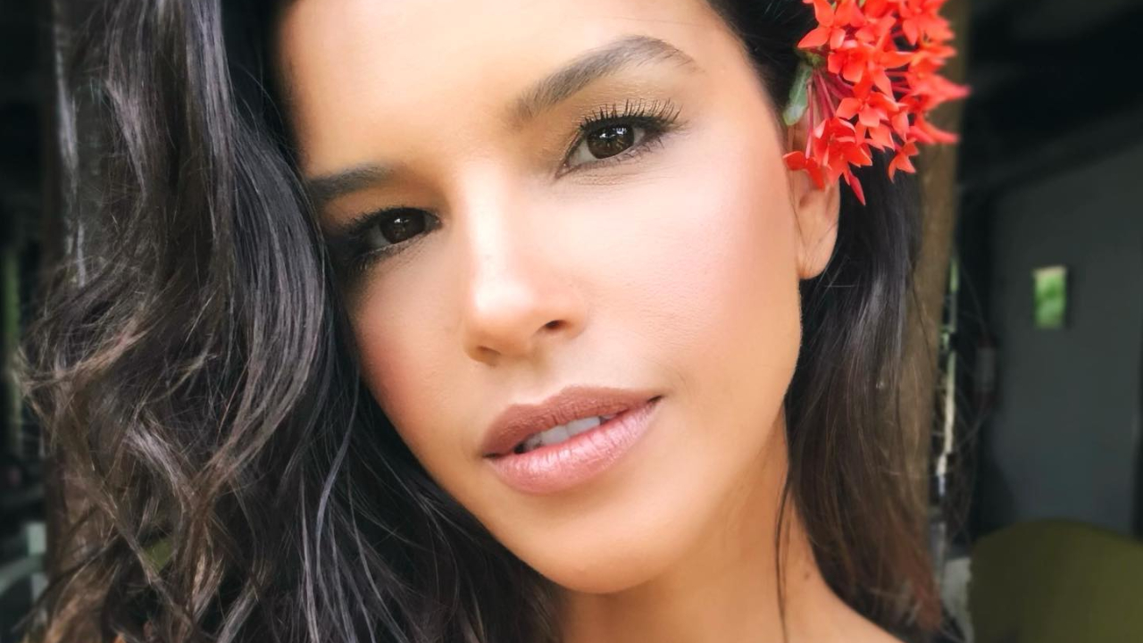 Deitada em rocha, Mariana Rios faz topless e web vai à loucura: ”Espetáculo”