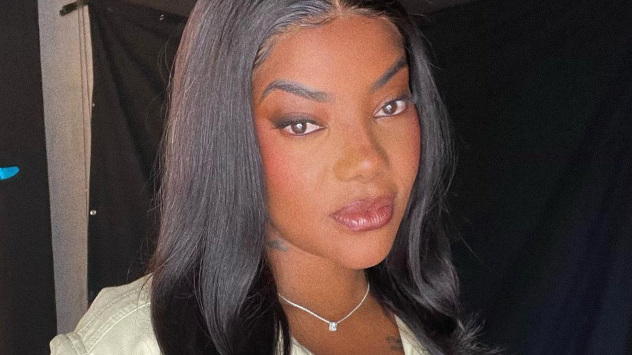 Exibindo look do dia, Ludmilla ostenta barriga chapada e ganha elogios: ”Linda demais”