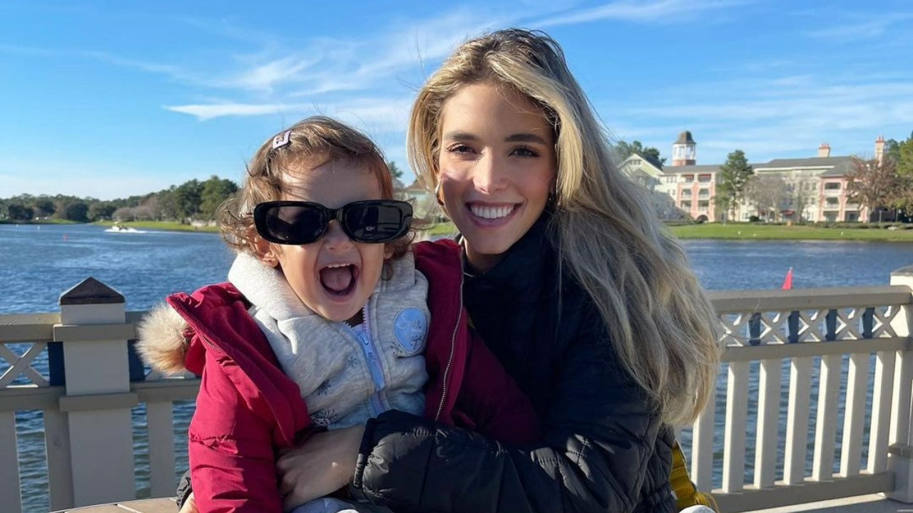 Carol Dias curte passeio coladinha a filha, Esther e se derrete: ”Minha princesa!”