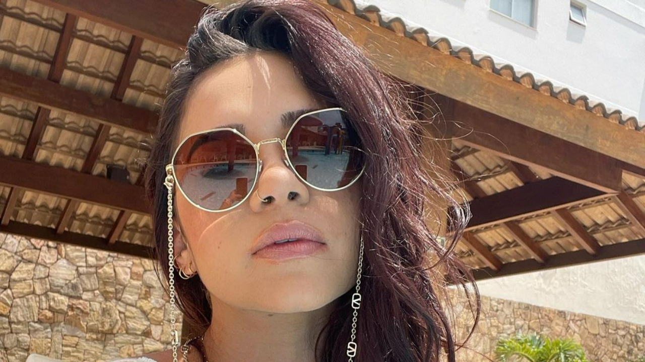Gizelly Bicalho esbanja beleza ao surgir com biquíni estiloso na web: ”Uma sereia dessas”