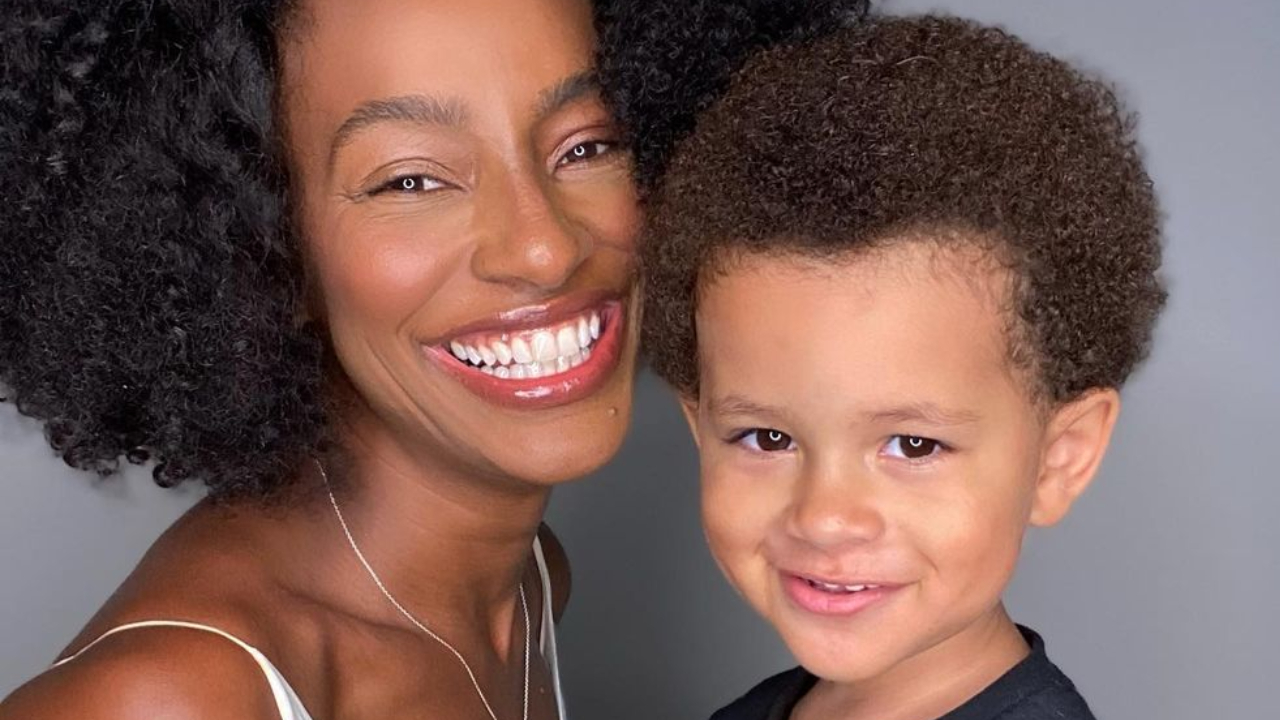 Com o filho no colo, Pathy Dejesus toma terceira dose da vacina contra covid-19: ”Reforcei”