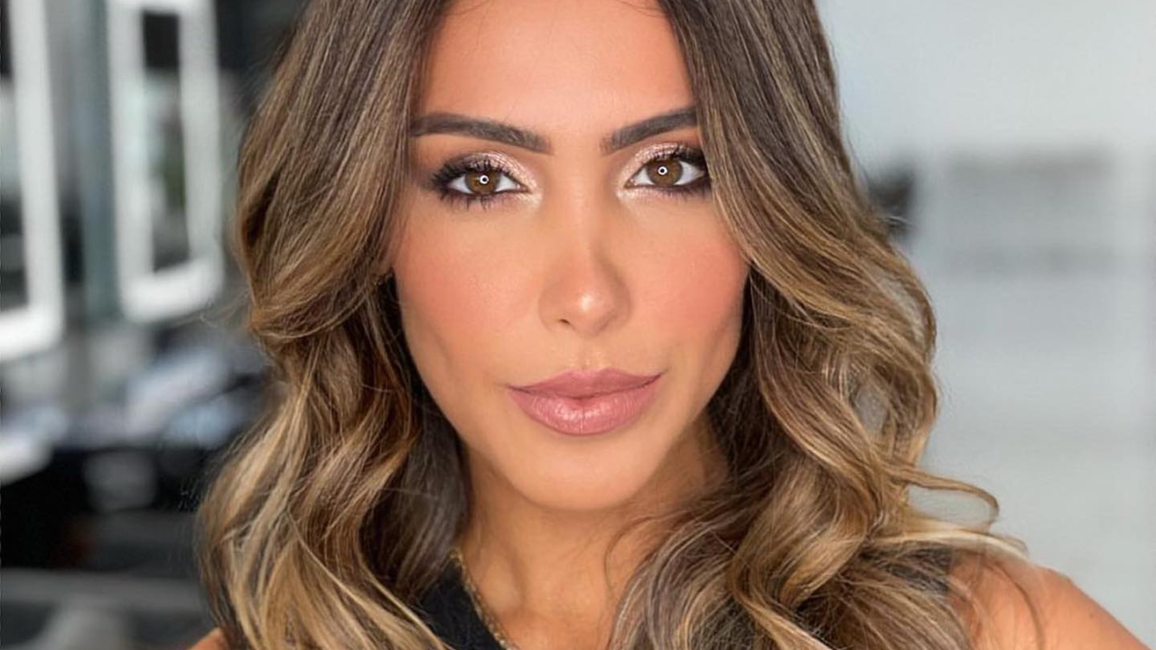 De biquíni, Bella Falconi exibe barriga chapada em resort luxuoso no Ceará