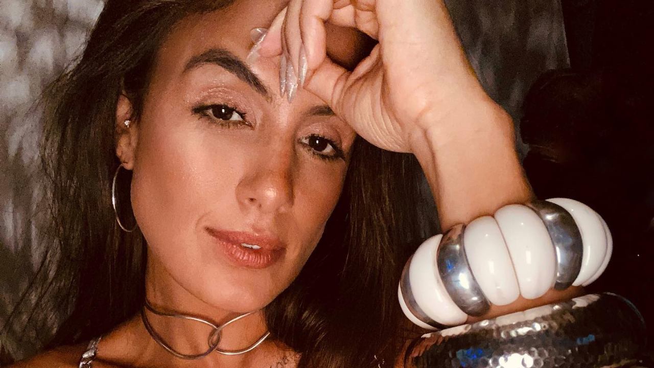 De férias na Ilha da Madeira, Carol Peixinho renova o bronzeado só de biquíni na praia