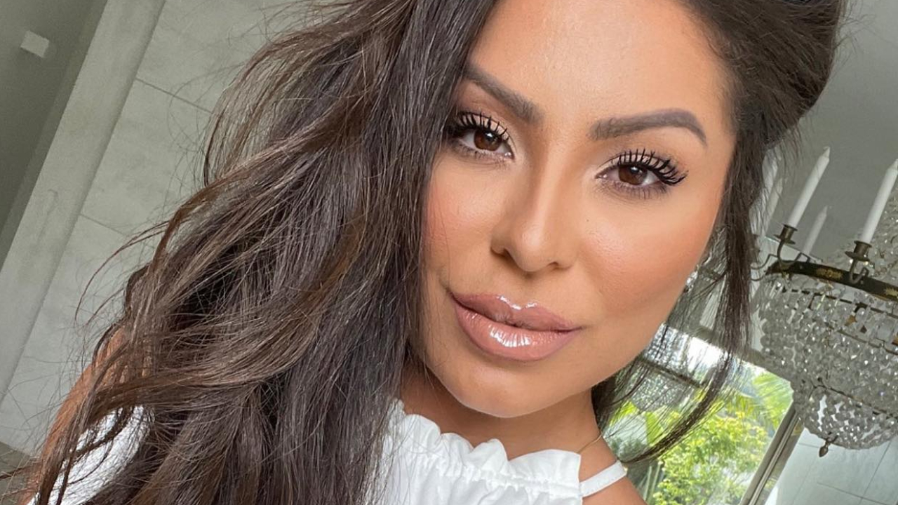 De biquíni, Andressa Ferreira exibe corpão em piscina de hotel luxuoso e ganha elogios
