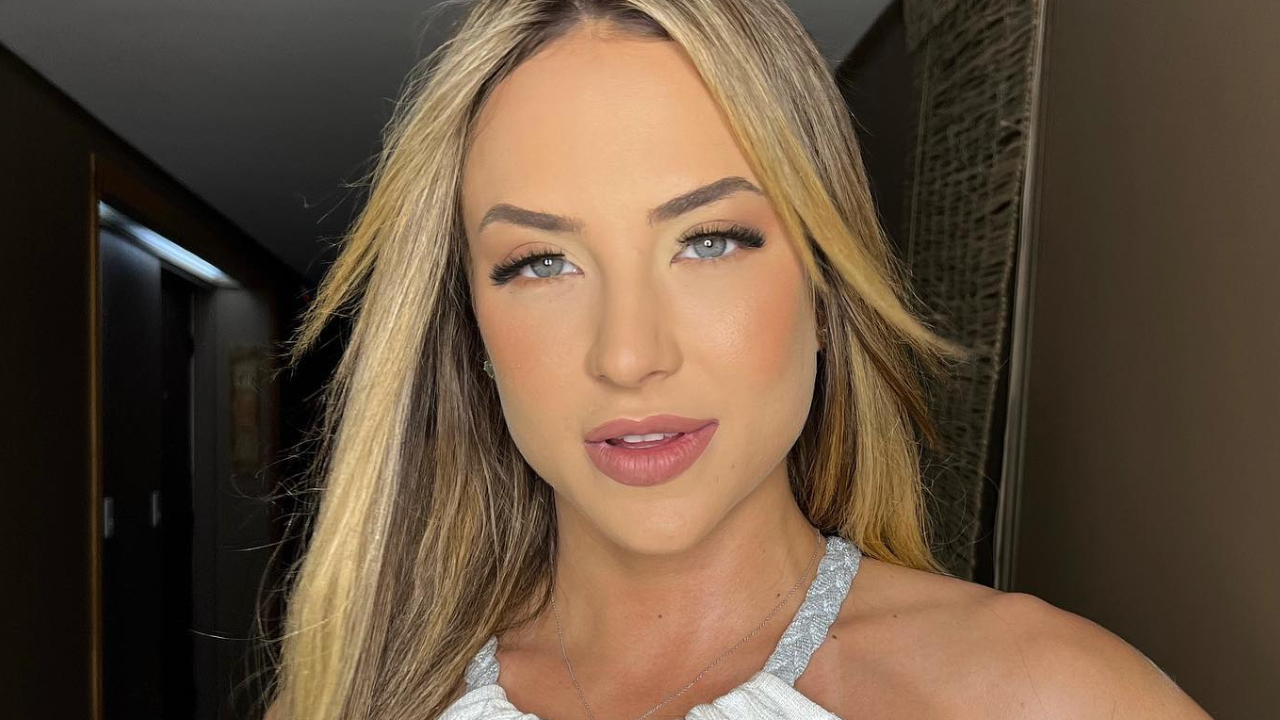 De biquíni, Gabi Martins ostenta corpão sarado em férias em Maceió: ”Verdadeira Barbie”