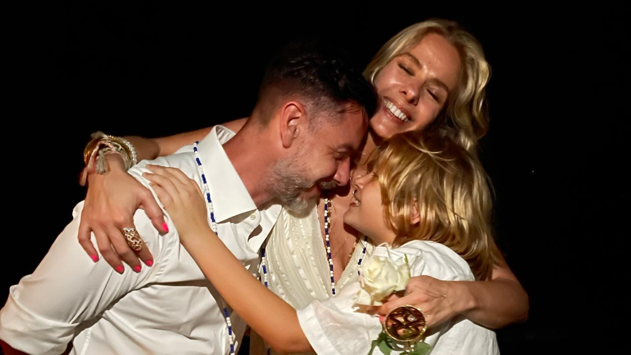 Adriane Galisteu posta selfie divertida com o marido e o filho: ”Férias”