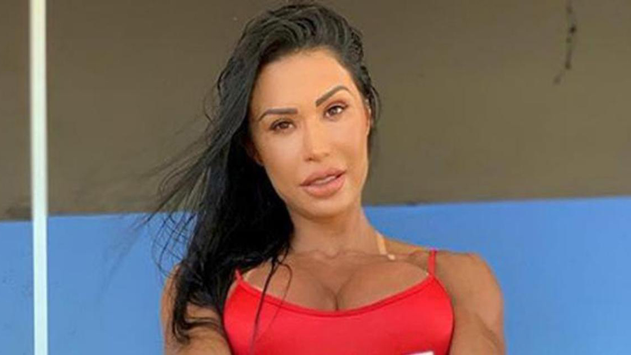 Irmã caçula de Gracyanne Barbosa aposta em fio dental e exibe bumbum sarado na praia