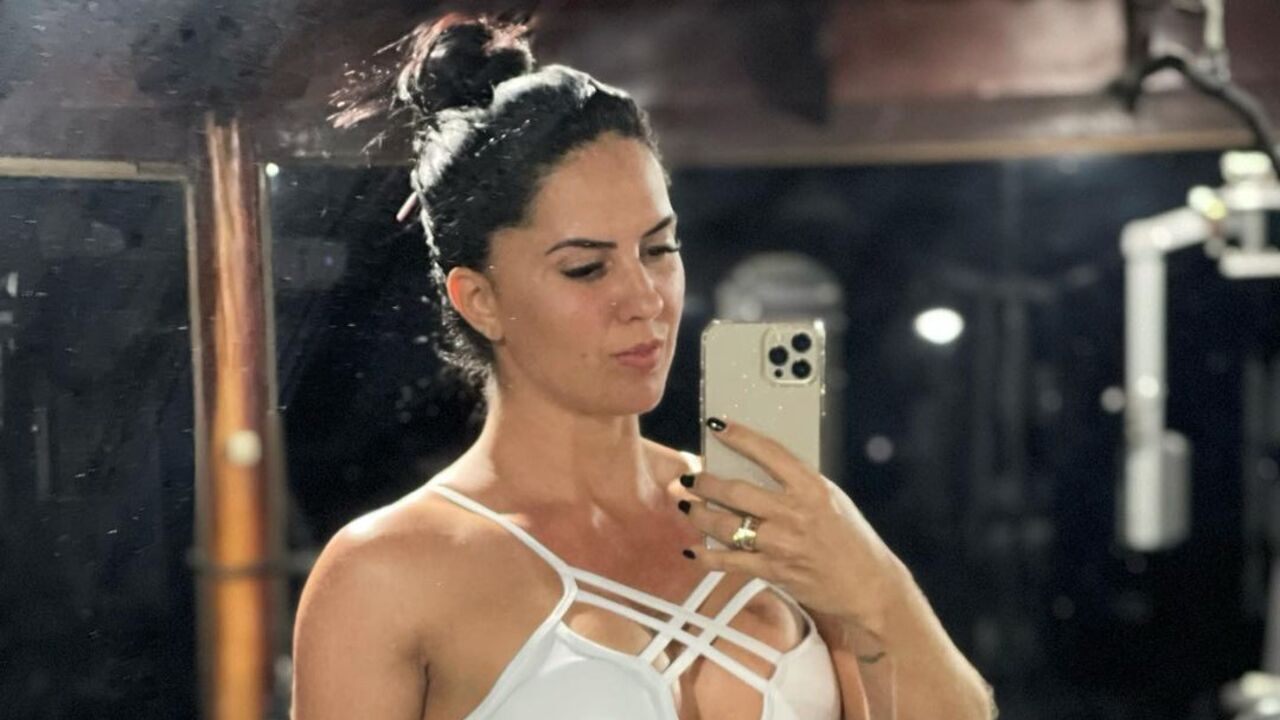 De shortinhos e top, Graciele Lacerda ostenta pernão sarado na fazenda
