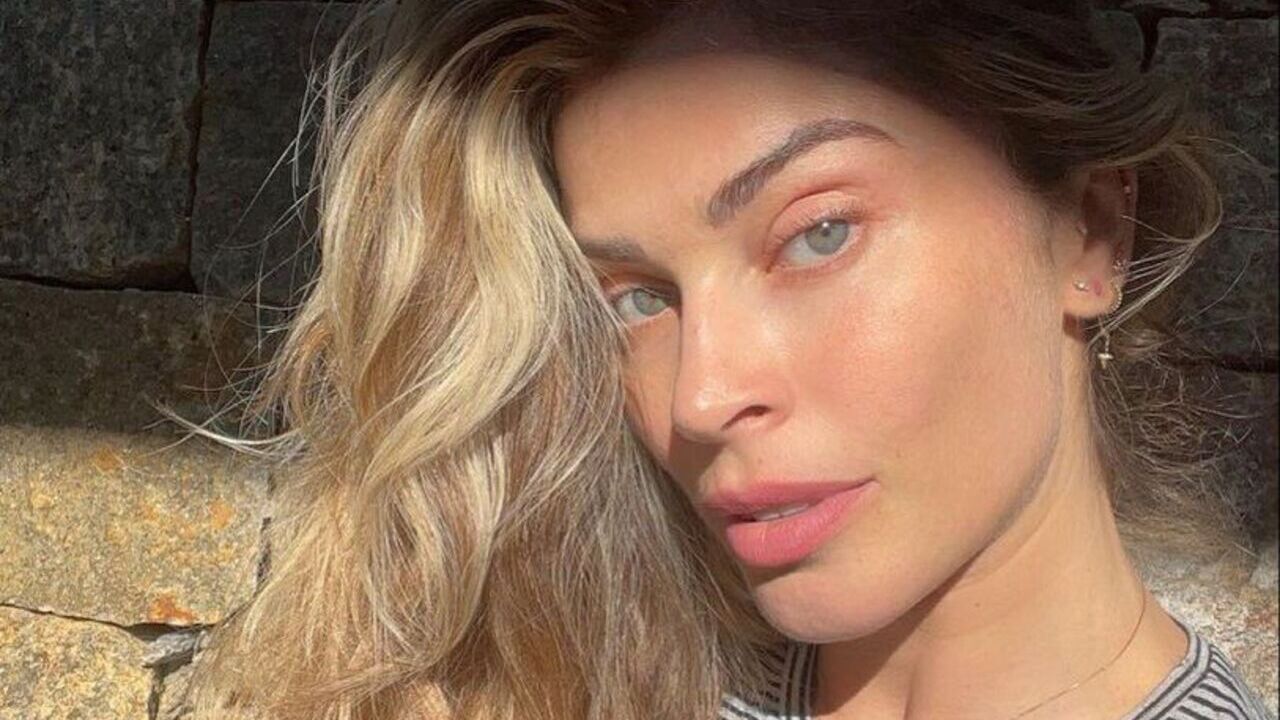 Em cabana no meio da natureza, Grazi Massafera exibe toda a sua beleza natural
