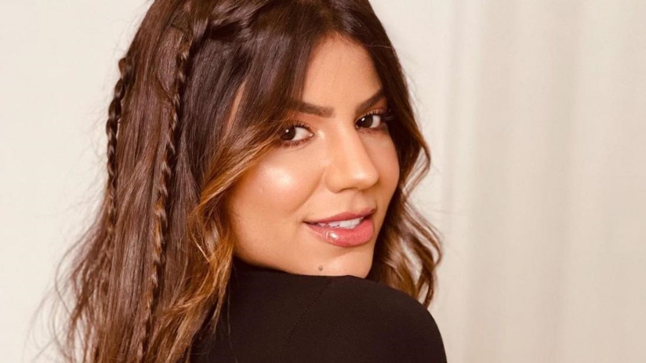 Hariany Almeida ostenta curvas bronzeadas em maiô decotado com recortes estratégicos: ”Gata”
