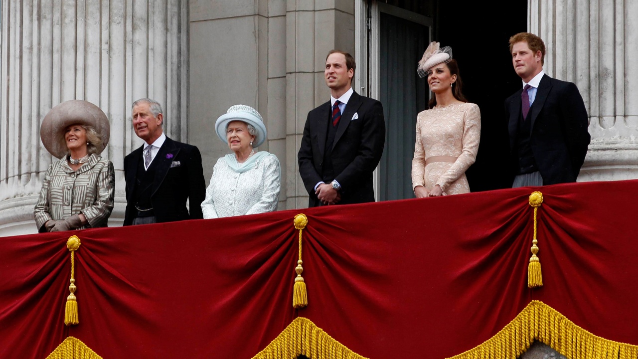 Príncipe Harry deve retornar para a Inglaterra após fazer “as pazes” com o pai: ”Melhoria na relação”