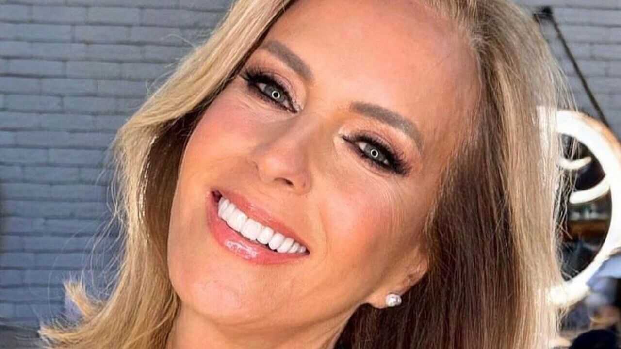 De biquíni, Helô Pinheiro reinventa moda clássica e se diverte ao tomar sol na praia: ”Vira faixa de cabelo”