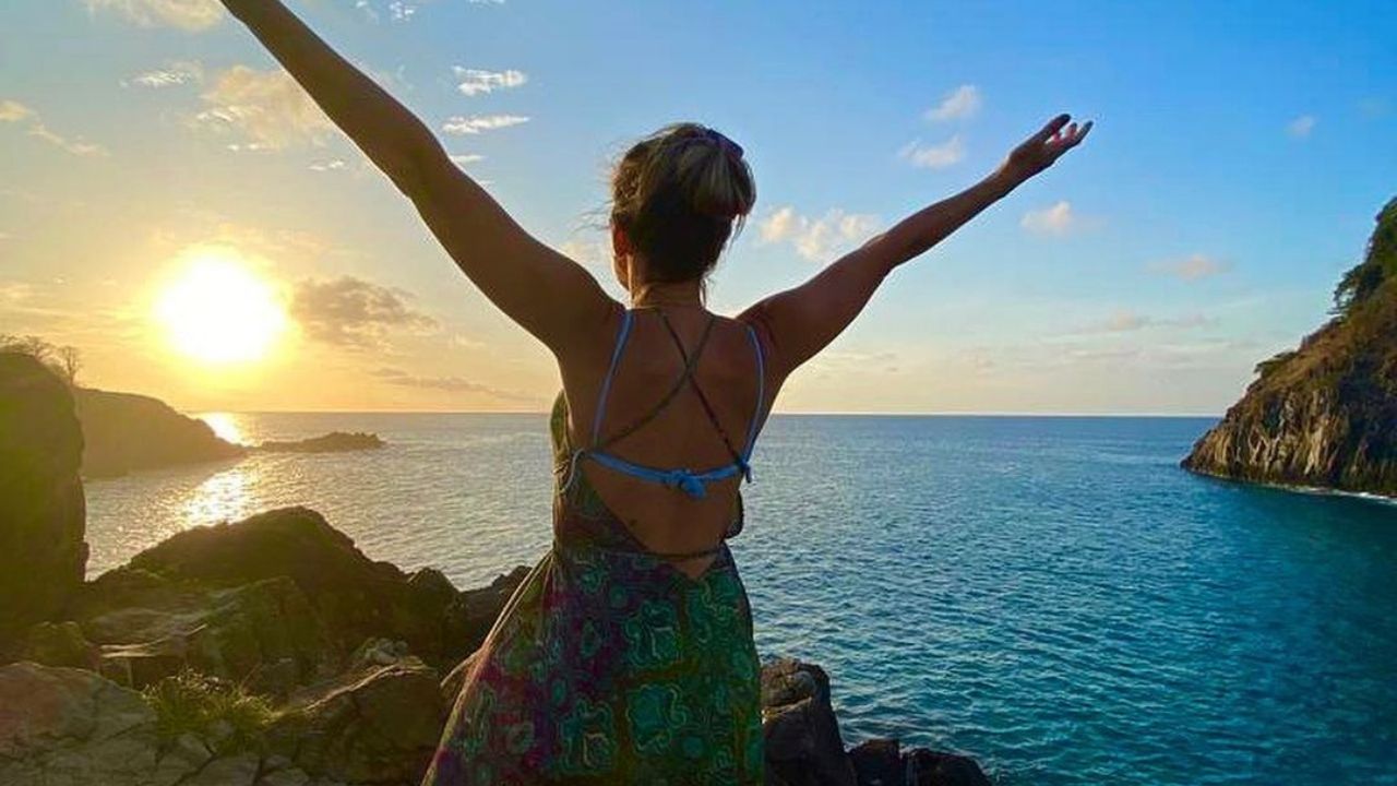Ingrid Guimarães aproveita o pôr do sol em Noronha e surpreende com a paisagem