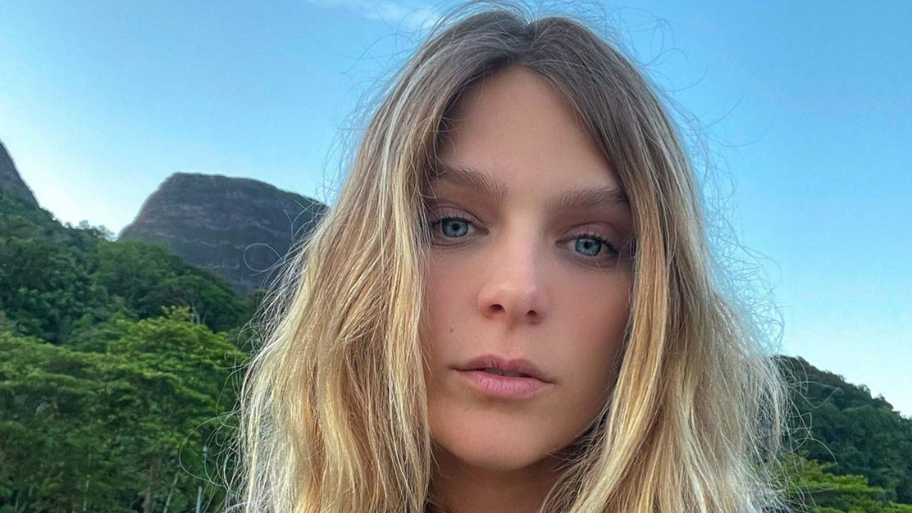 Isabella Santoni arranca elogios dos fãs ao surgir na web com um look colorido: ”Diva maravilhosa!”