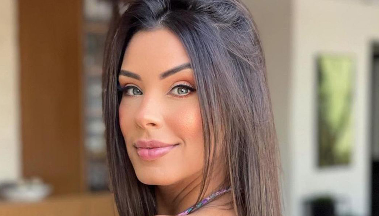 Ex-BBB Ivy Moraes faz selfie de biquíni mínimo e corpo bronzeado chama atenção