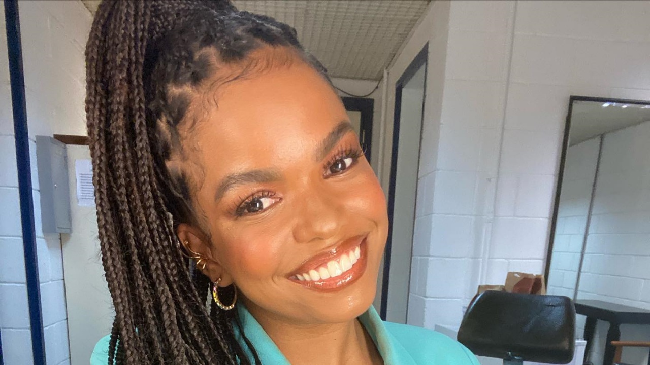 Jeniffer Nascimento se emociona ao cantar seu primeiro single na TV: ”Inesquecível”