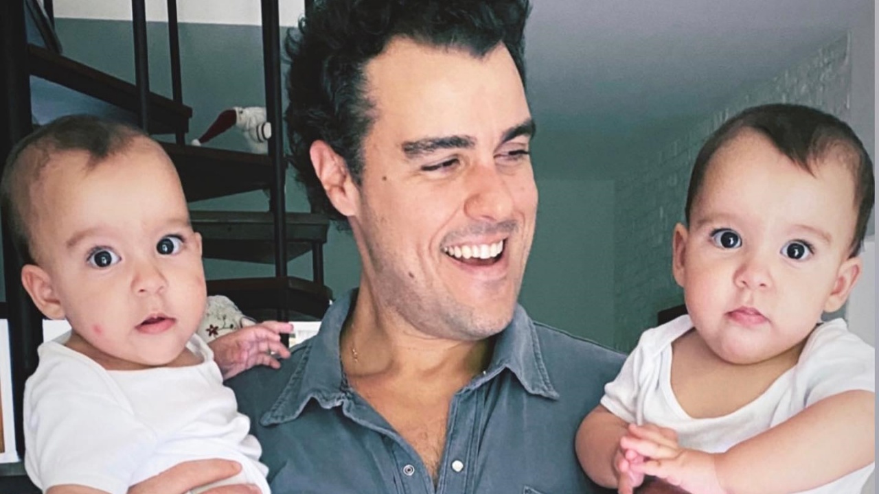 Longe de casa, Joaquim Lopes mata saudade das filhas por vídeo chamada: ”Chorei de amor”